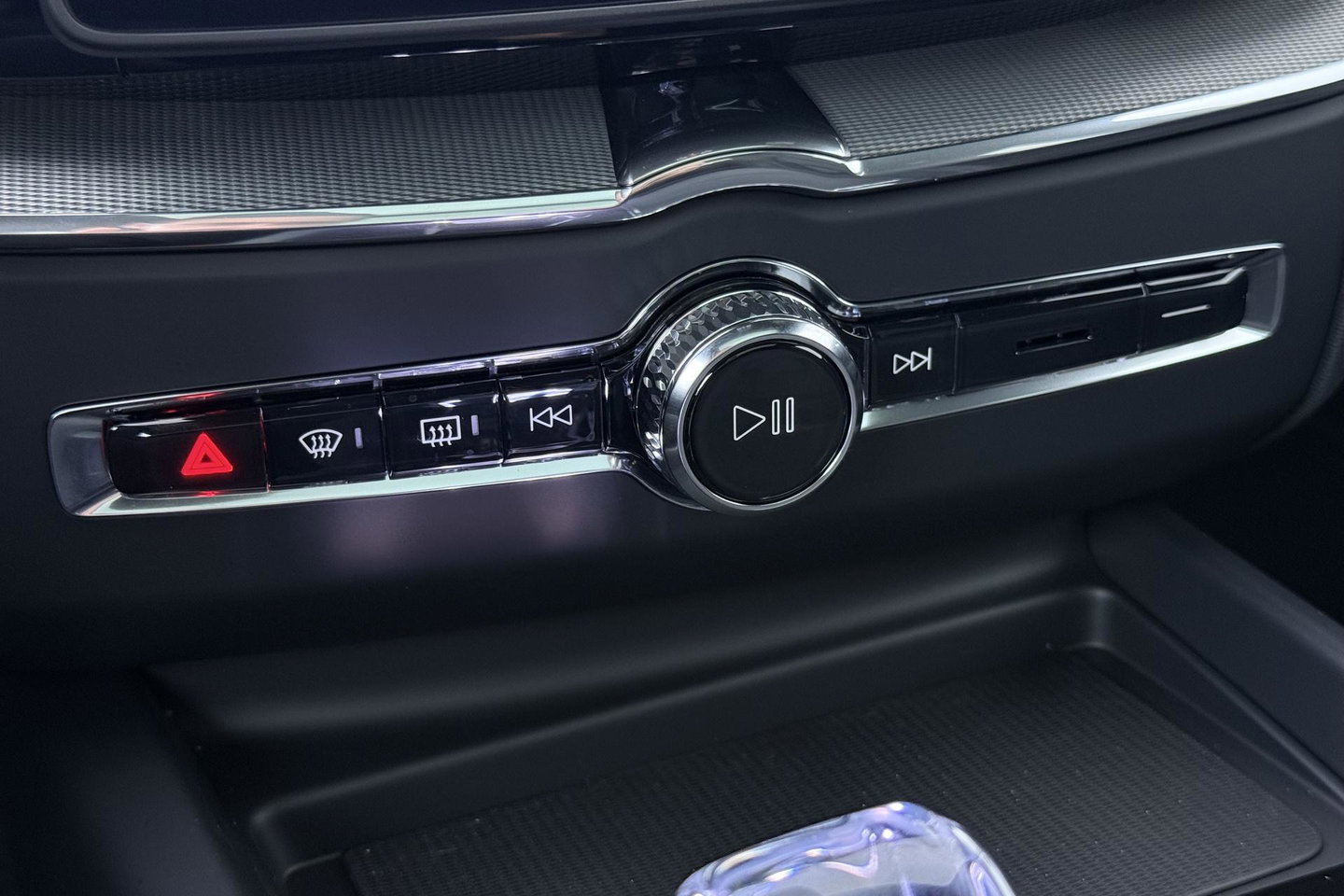 Volvo XC60 T6 Plug-in hybrid Ultra Black Edition | ACC | Luchtvering | Panoramadak | Bowers&Wilkins | Trekhaak | 360° Camera | Massage | Head-Up