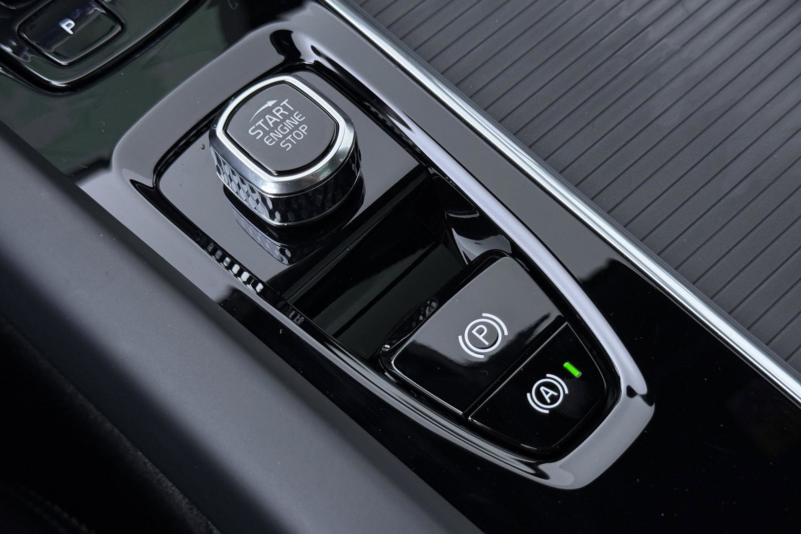 Volvo XC60 T6 Plug-in hybrid Ultra Black Edition | ACC | Luchtvering | Panoramadak | Bowers&Wilkins | Trekhaak | 360° Camera | Massage | Head-Up