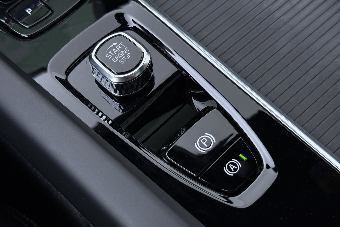 Volvo XC60 T6 Plug-in hybrid Ultra Black Edition | ACC | Luchtvering | Panoramadak | Bowers&Wilkins | Trekhaak | 360° Camera | Massage | Head-Up