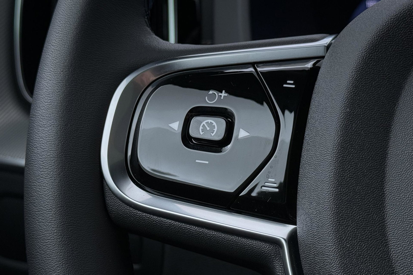Volvo XC60 T6 Plug-in hybrid Ultra Black Edition | ACC | Luchtvering | Panoramadak | Bowers&Wilkins | Trekhaak | 360° Camera | Massage | Head-Up