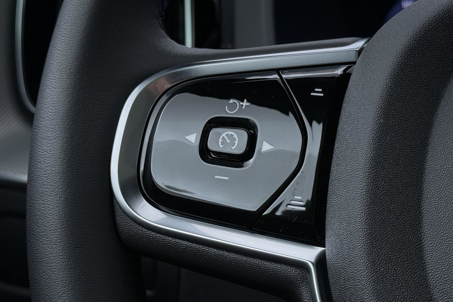 Volvo XC60 T6 Plug-in hybrid Ultra Black Edition | ACC | Luchtvering | Panoramadak | Bowers&Wilkins | Trekhaak | 360° Camera | Massage | Head-Up