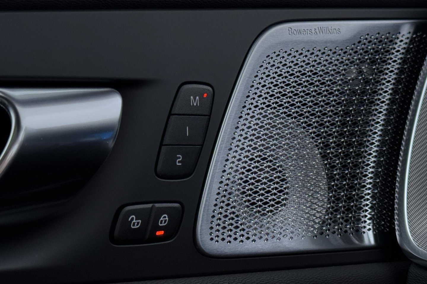 Volvo XC60 T6 Plug-in hybrid Ultra Black Edition | ACC | Luchtvering | Panoramadak | Bowers&Wilkins | Trekhaak | 360° Camera | Massage | Head-Up