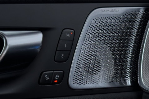 Volvo XC60 T6 Plug-in hybrid Ultra Black Edition | ACC | Luchtvering | Panoramadak | Bowers&Wilkins | Trekhaak | 360° Camera | Massage | Head-Up