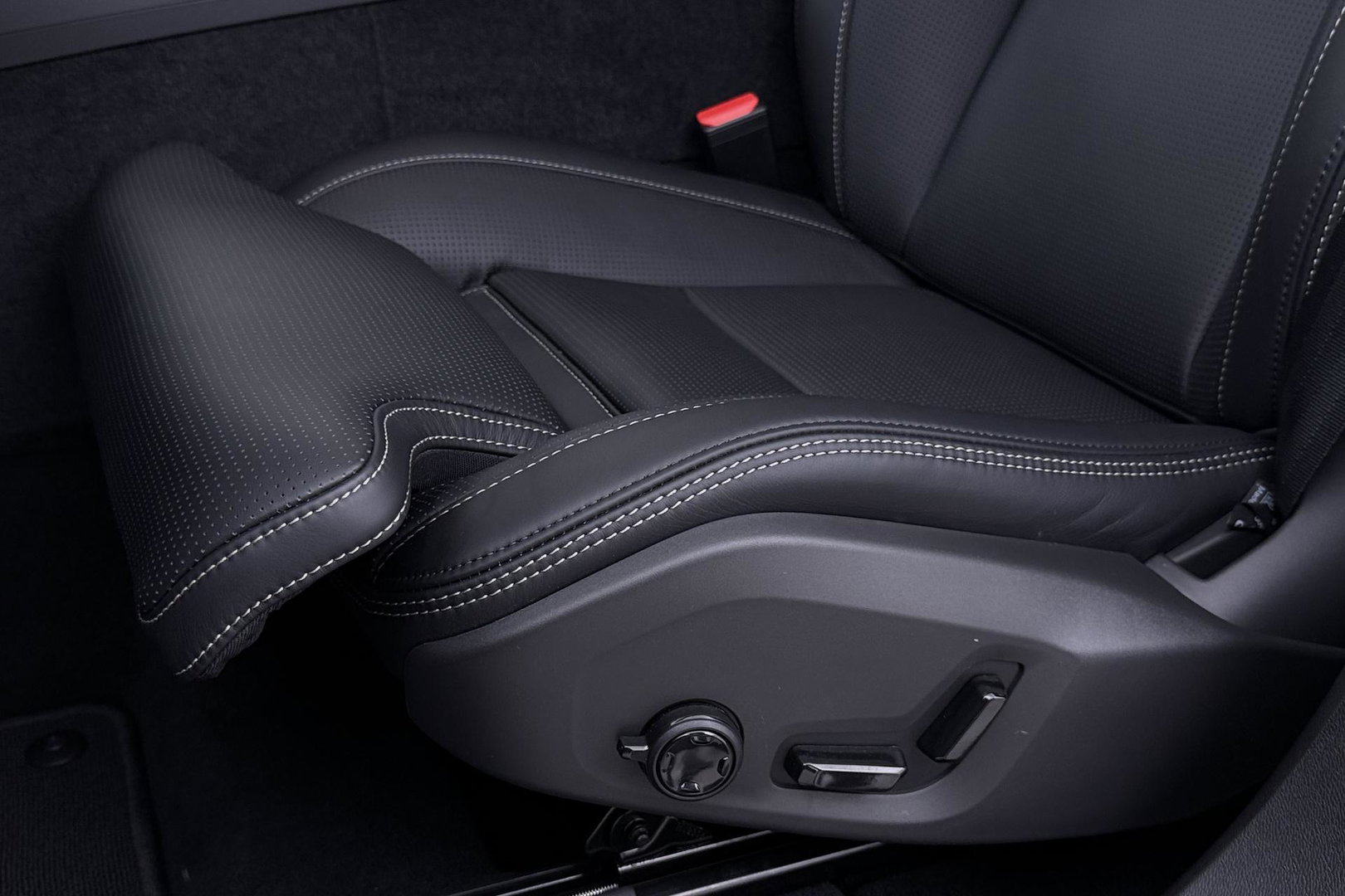 Volvo XC60 T6 Plug-in hybrid Ultra Black Edition | ACC | Luchtvering | Panoramadak | Bowers&Wilkins | Trekhaak | 360° Camera | Massage | Head-Up