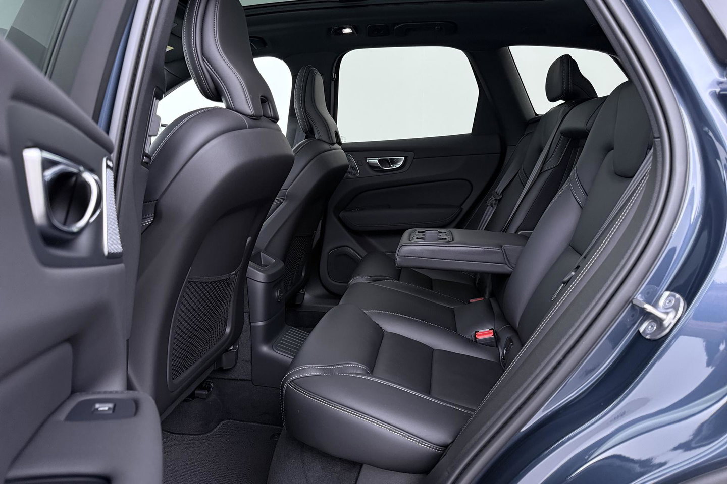 Volvo XC60 T6 Plug-in hybrid Ultra Black Edition | ACC | Luchtvering | Panoramadak | Bowers&Wilkins | Trekhaak | 360° Camera | Massage | Head-Up