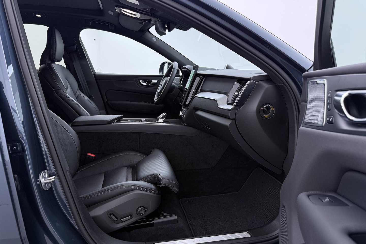 Volvo XC60 T6 Plug-in hybrid Ultra Black Edition | ACC | Luchtvering | Panoramadak | Bowers&Wilkins | Trekhaak | 360° Camera | Massage | Head-Up