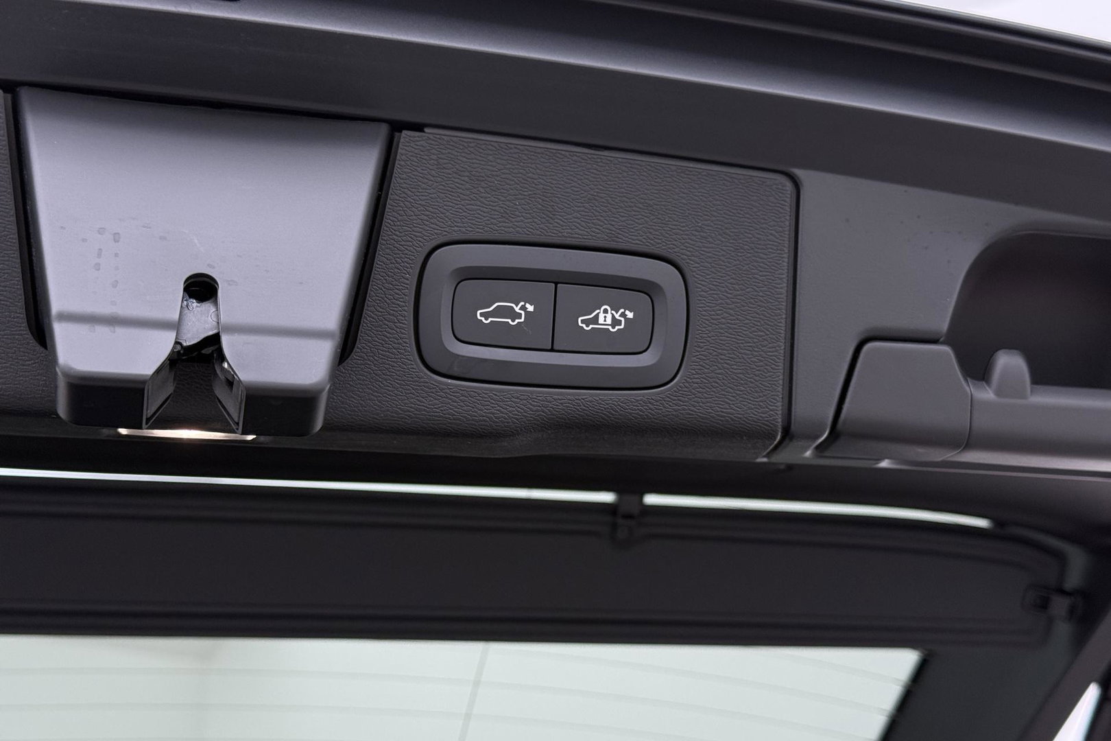 Volvo XC60 T6 Plug-in hybrid Ultra Black Edition | ACC | Luchtvering | Panoramadak | Bowers&Wilkins | Trekhaak | 360° Camera | Massage | Head-Up