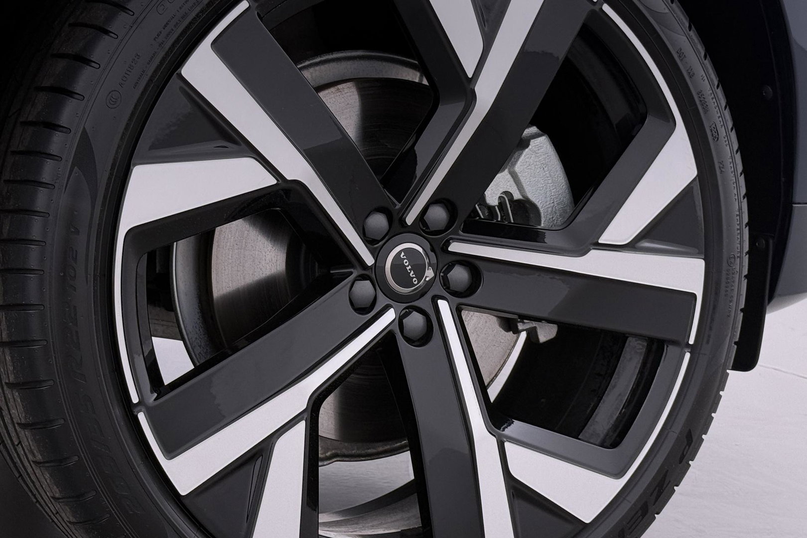 Volvo XC60 T6 Plug-in hybrid Ultra Black Edition | ACC | Luchtvering | Panoramadak | Bowers&Wilkins | Trekhaak | 360° Camera | Massage | Head-Up