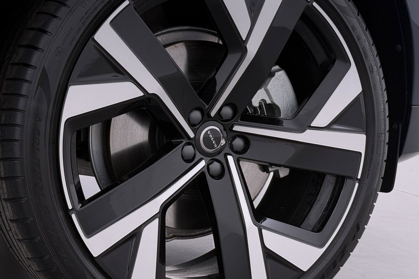 Volvo XC60 T6 Plug-in hybrid Ultra Black Edition | ACC | Luchtvering | Panoramadak | Bowers&Wilkins | Trekhaak | 360° Camera | Massage | Head-Up