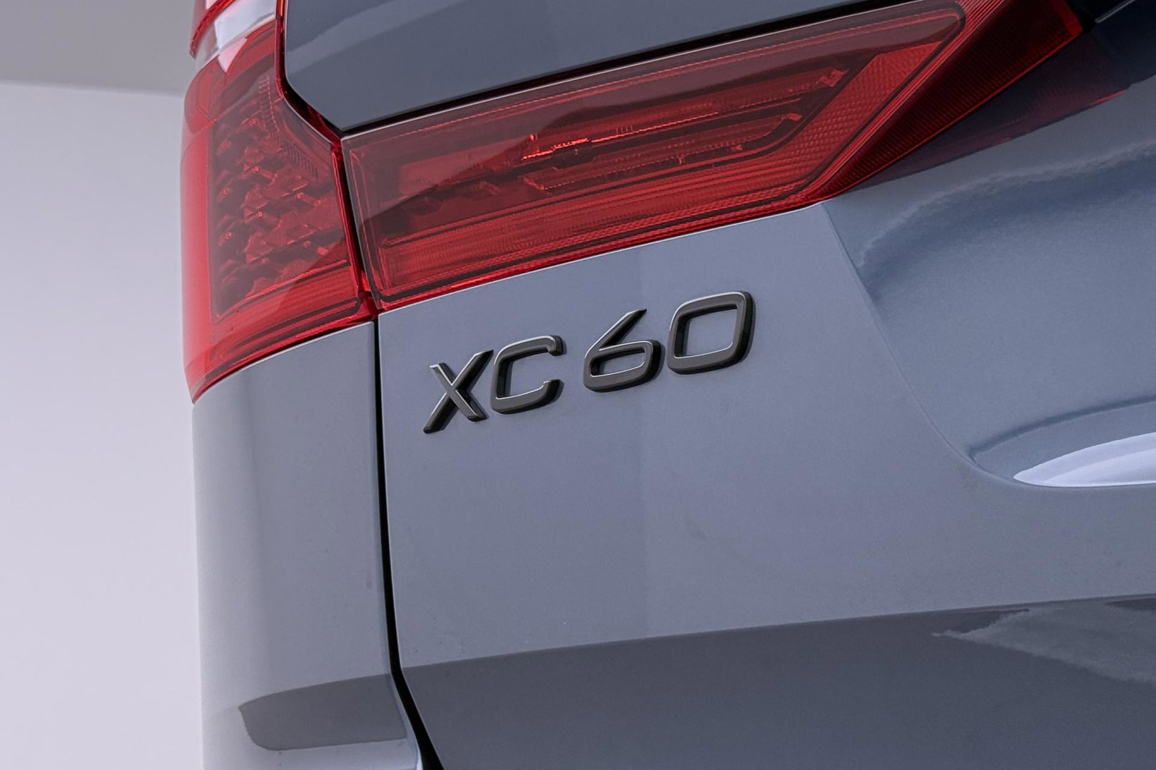 Volvo XC60 T6 Plug-in hybrid Ultra Black Edition | ACC | Luchtvering | Panoramadak | Bowers&Wilkins | Trekhaak | 360° Camera | Massage | Head-Up