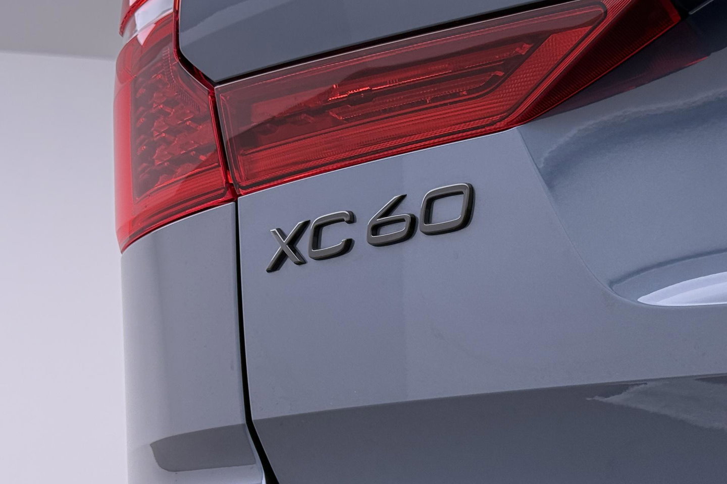 Volvo XC60 T6 Plug-in hybrid Ultra Black Edition | ACC | Luchtvering | Panoramadak | Bowers&Wilkins | Trekhaak | 360° Camera | Massage | Head-Up