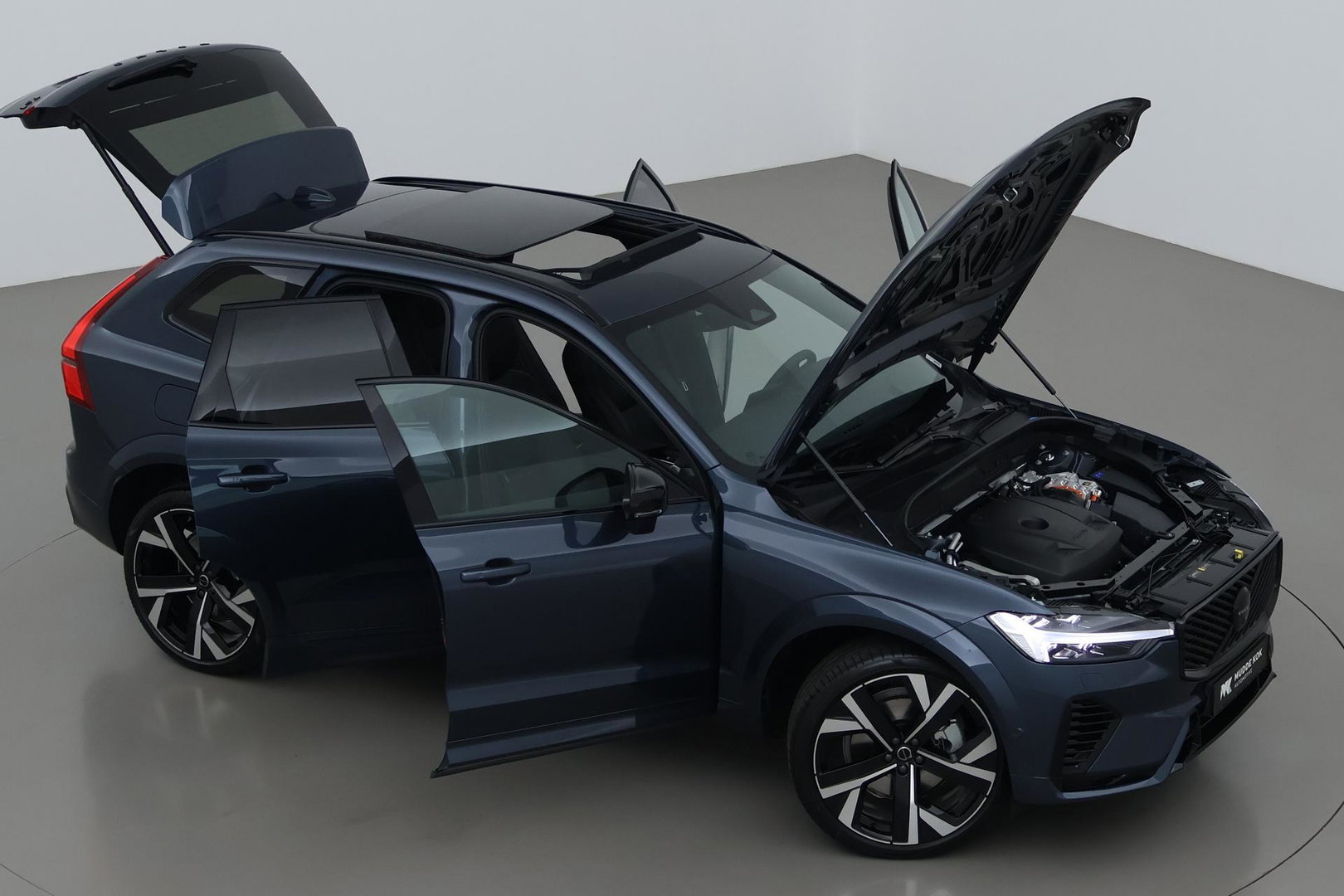 Volvo XC60 T6 Plug-in hybrid Ultra Black Edition | ACC | Luchtvering | Panoramadak | Bowers&Wilkins | Trekhaak | 360° Camera | Massage | Head-Up