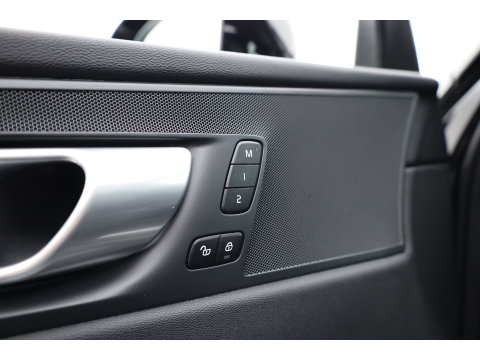 Volvo XC60 2.0 T6 Plug-in hybrid AWD Ultimate Black Edition | Rijklaar!! | Pano | Adapt. Cruise | Memory | Stoel- Stuurverw. | 360cam | Keyless