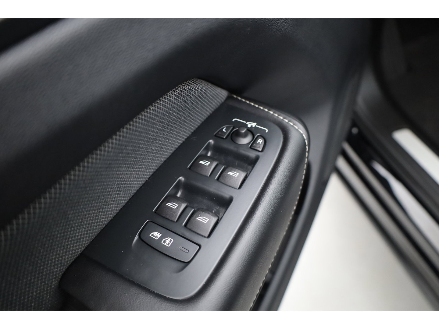 Volvo XC60 2.0 T6 Plug-in hybrid AWD Ultimate Black Edition | Rijklaar!! | Pano | Adapt. Cruise | Memory | Stoel- Stuurverw. | 360cam | Keyless