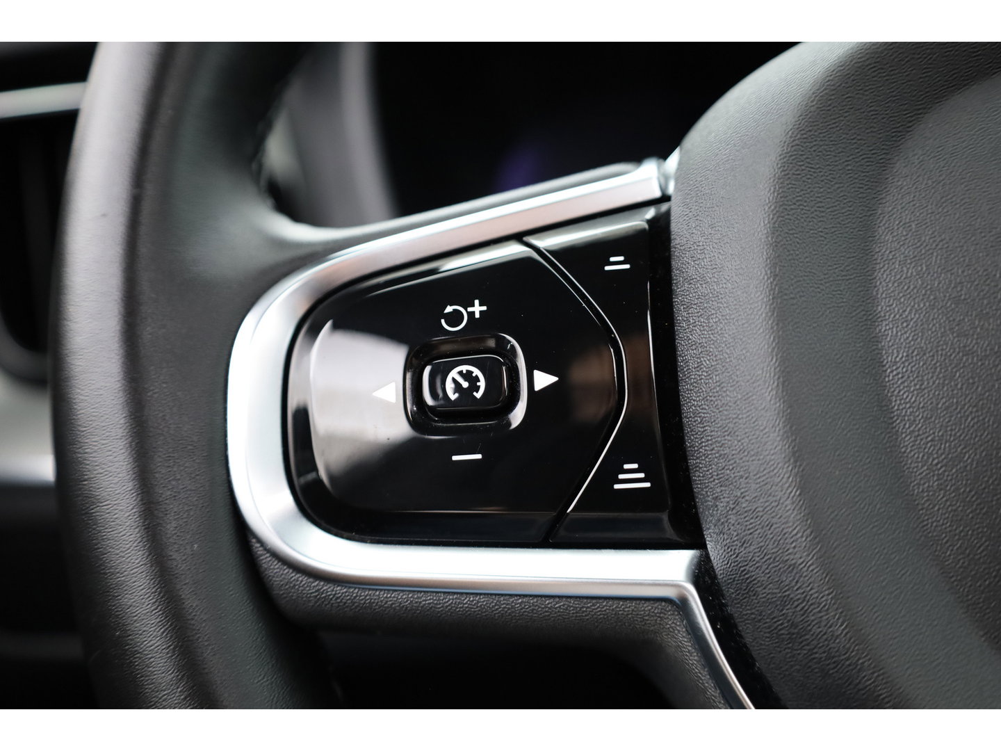 Volvo XC60 2.0 T6 Plug-in hybrid AWD Ultimate Black Edition | Rijklaar!! | Pano | Adapt. Cruise | Memory | Stoel- Stuurverw. | 360cam | Keyless