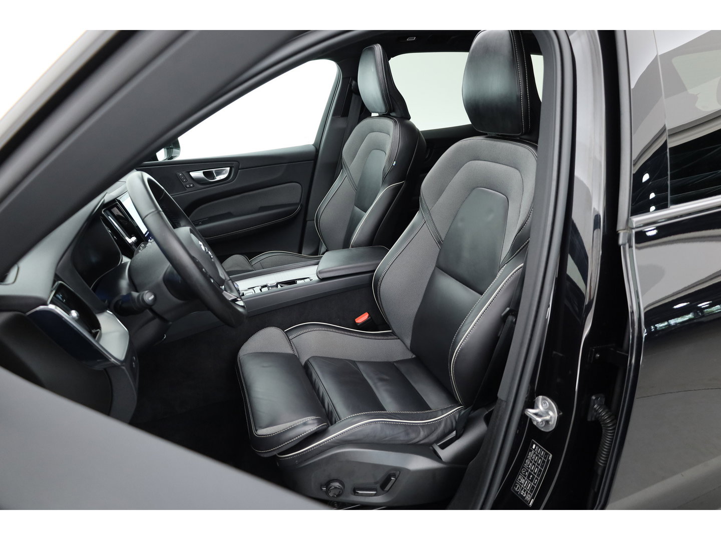 Volvo XC60 2.0 T6 Plug-in hybrid AWD Ultimate Black Edition | Rijklaar!! | Pano | Adapt. Cruise | Memory | Stoel- Stuurverw. | 360cam | Keyless