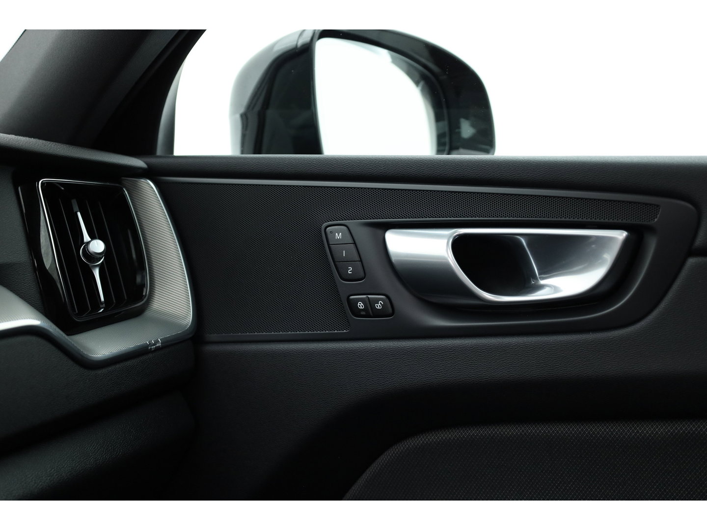 Volvo XC60 2.0 T6 Plug-in hybrid AWD Ultimate Black Edition | Rijklaar!! | Pano | Adapt. Cruise | Memory | Stoel- Stuurverw. | 360cam | Keyless