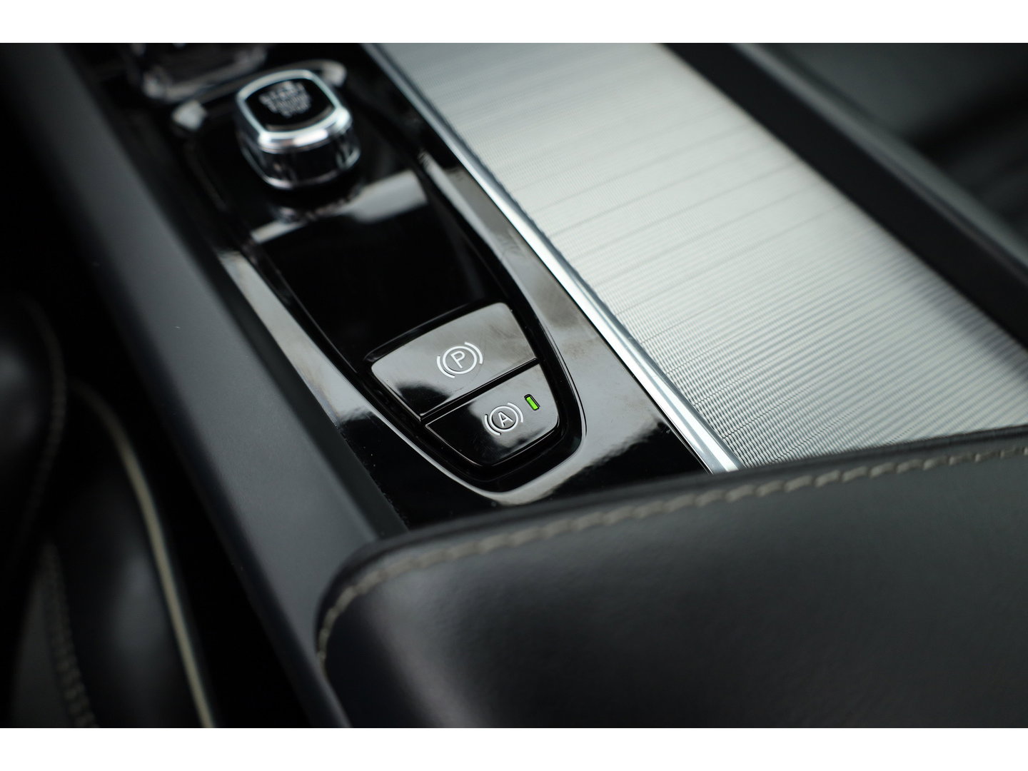 Volvo XC60 2.0 T6 Plug-in hybrid AWD Ultimate Black Edition | Rijklaar!! | Pano | Adapt. Cruise | Memory | Stoel- Stuurverw. | 360cam | Keyless