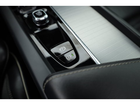 Volvo XC60 2.0 T6 Plug-in hybrid AWD Ultimate Black Edition | Rijklaar!! | Pano | Adapt. Cruise | Memory | Stoel- Stuurverw. | 360cam | Keyless