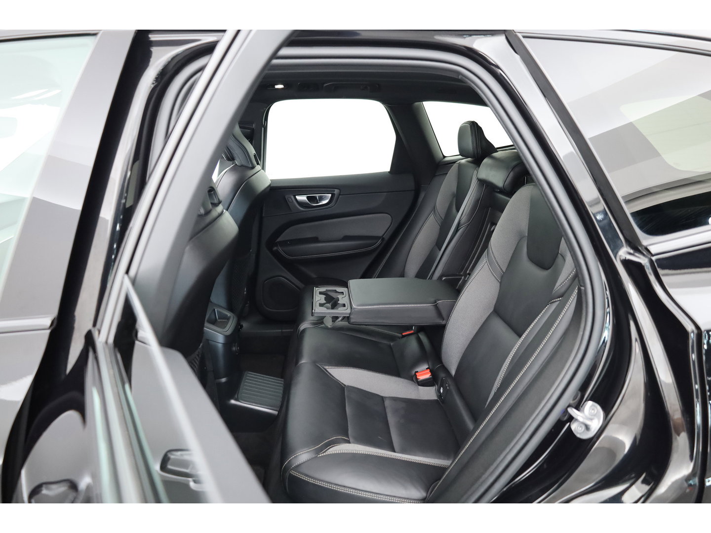 Volvo XC60 2.0 T6 Plug-in hybrid AWD Ultimate Black Edition | Rijklaar!! | Pano | Adapt. Cruise | Memory | Stoel- Stuurverw. | 360cam | Keyless