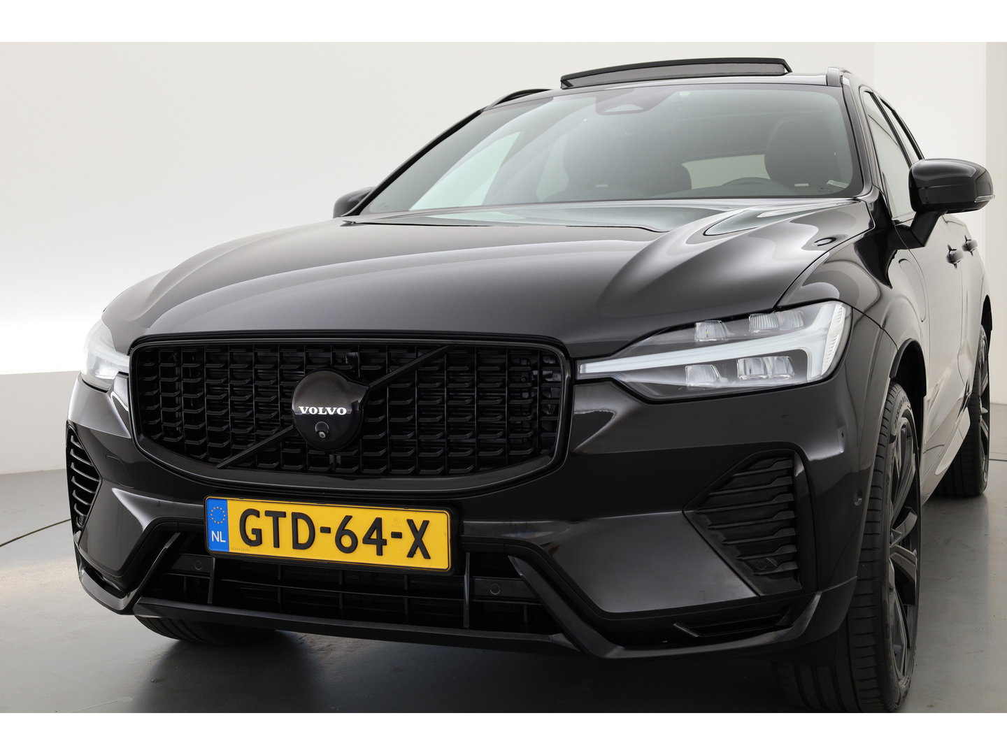 Volvo XC60 2.0 T6 Plug-in hybrid AWD Ultimate Black Edition | Rijklaar!! | Pano | Adapt. Cruise | Memory | Stoel- Stuurverw. | 360cam | Keyless