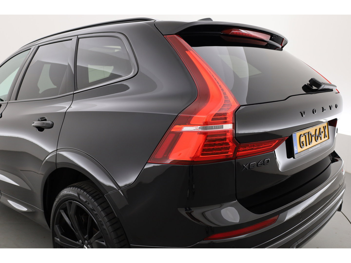 Volvo XC60 2.0 T6 Plug-in hybrid AWD Ultimate Black Edition | Rijklaar!! | Pano | Adapt. Cruise | Memory | Stoel- Stuurverw. | 360cam | Keyless