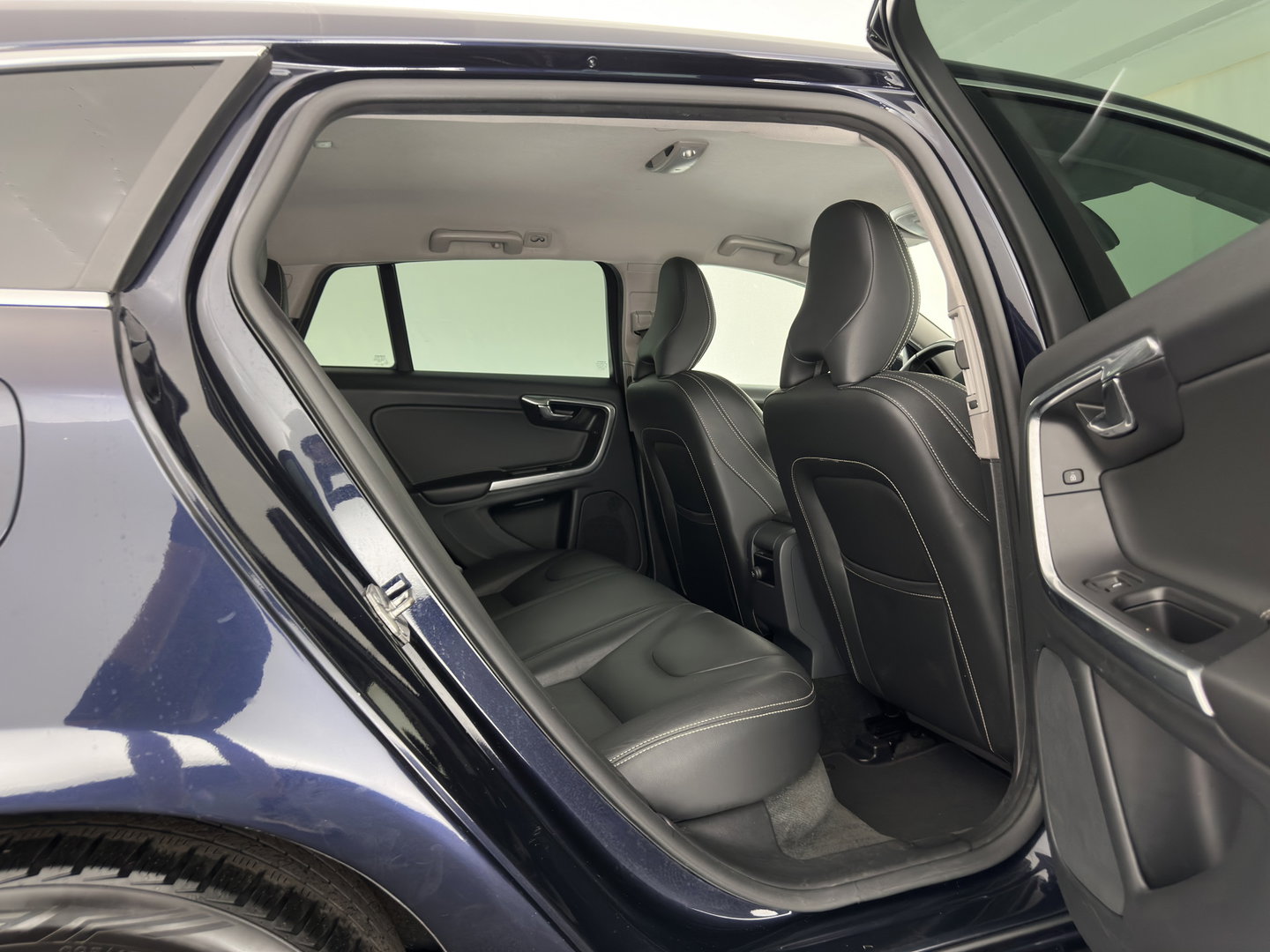 Volvo V60 2.4 D6 Twin Engine Summum Aut. *LEATHER | XENON | MEMORY-PACK | HEATED-COMFORTSEATS | NAVI-FULLMAP | PRIVACY-GLASS | ECC | PDC | CRUISE | 19''ALU | TOWBAR*