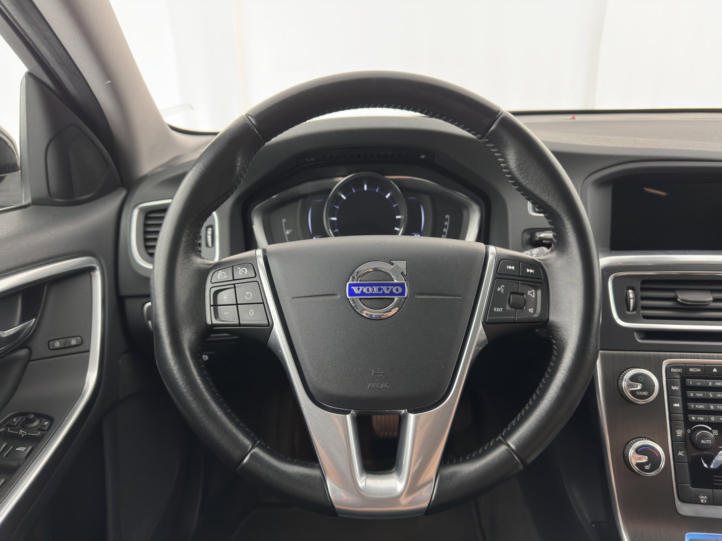 Volvo V60 2.4 D6 Twin Engine Summum Aut. *LEATHER | XENON | MEMORY-PACK | HEATED-COMFORTSEATS | NAVI-FULLMAP | PRIVACY-GLASS | ECC | PDC | CRUISE | 19''ALU | TOWBAR*