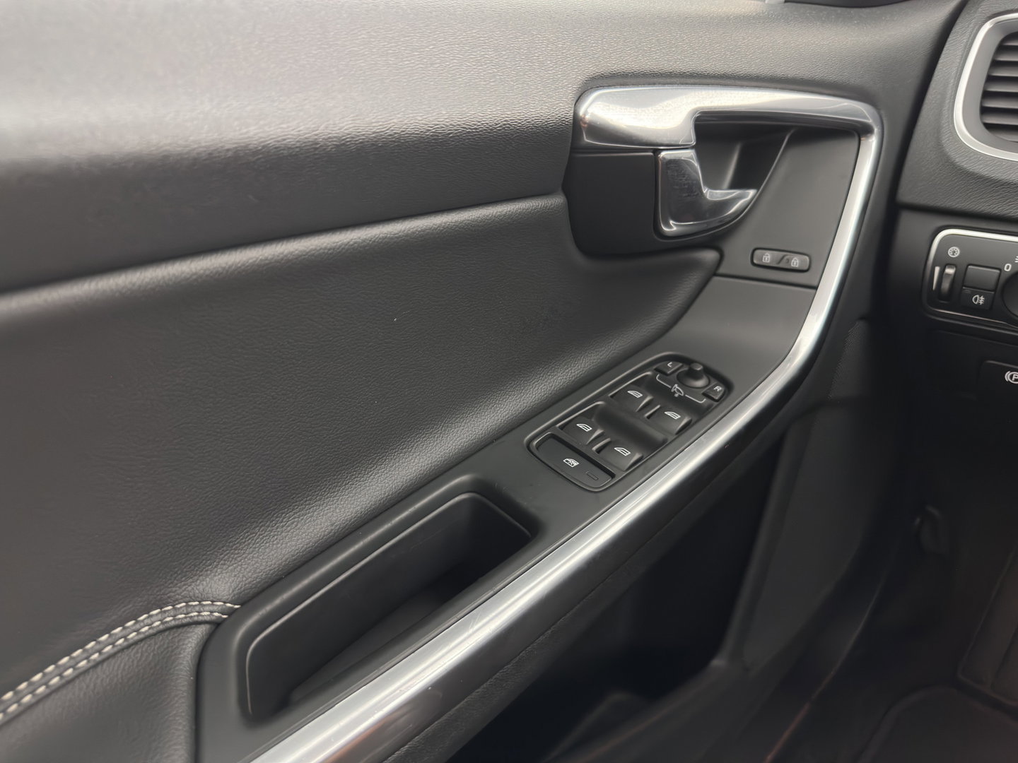 Volvo V60 2.4 D6 Twin Engine Summum Aut. *LEATHER | XENON | MEMORY-PACK | HEATED-COMFORTSEATS | NAVI-FULLMAP | PRIVACY-GLASS | ECC | PDC | CRUISE | 19''ALU | TOWBAR*