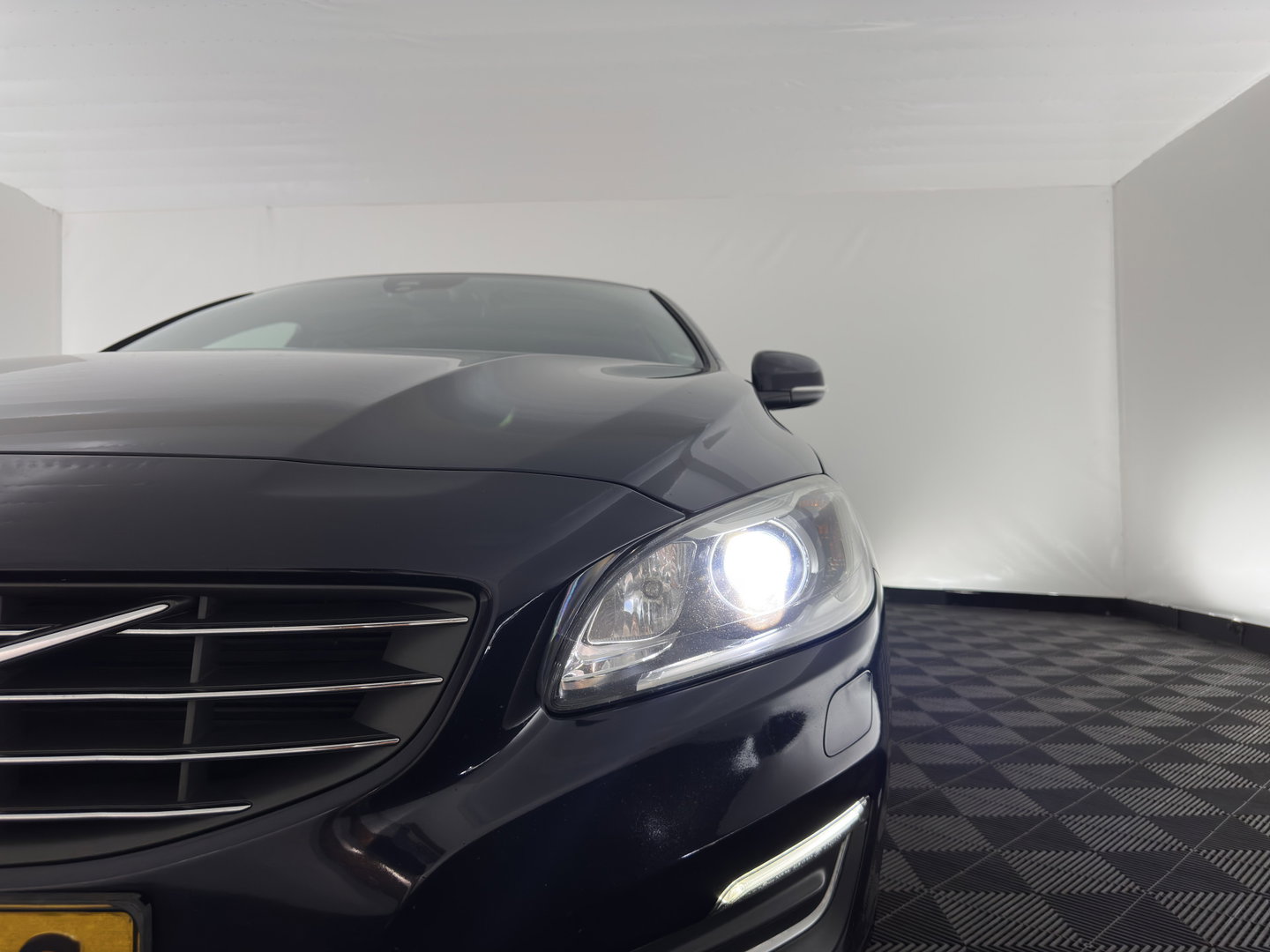 Volvo V60 2.4 D6 Twin Engine Summum Aut. *LEATHER | XENON | MEMORY-PACK | HEATED-COMFORTSEATS | NAVI-FULLMAP | PRIVACY-GLASS | ECC | PDC | CRUISE | 19''ALU | TOWBAR*