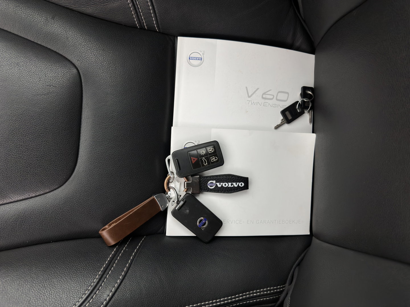 Volvo V60 2.4 D6 Twin Engine Summum Aut. *LEATHER | XENON | MEMORY-PACK | HEATED-COMFORTSEATS | NAVI-FULLMAP | PRIVACY-GLASS | ECC | PDC | CRUISE | 19''ALU | TOWBAR*