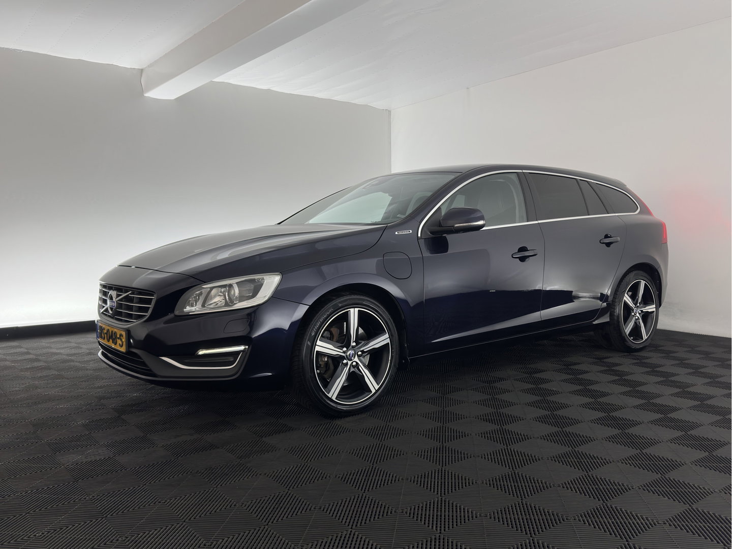 Volvo V60 2.4 D6 Twin Engine Summum Aut. *LEATHER | XENON | MEMORY-PACK | HEATED-COMFORTSEATS | NAVI-FULLMAP | PRIVACY-GLASS | ECC | PDC | CRUISE | 19''ALU | TOWBAR*