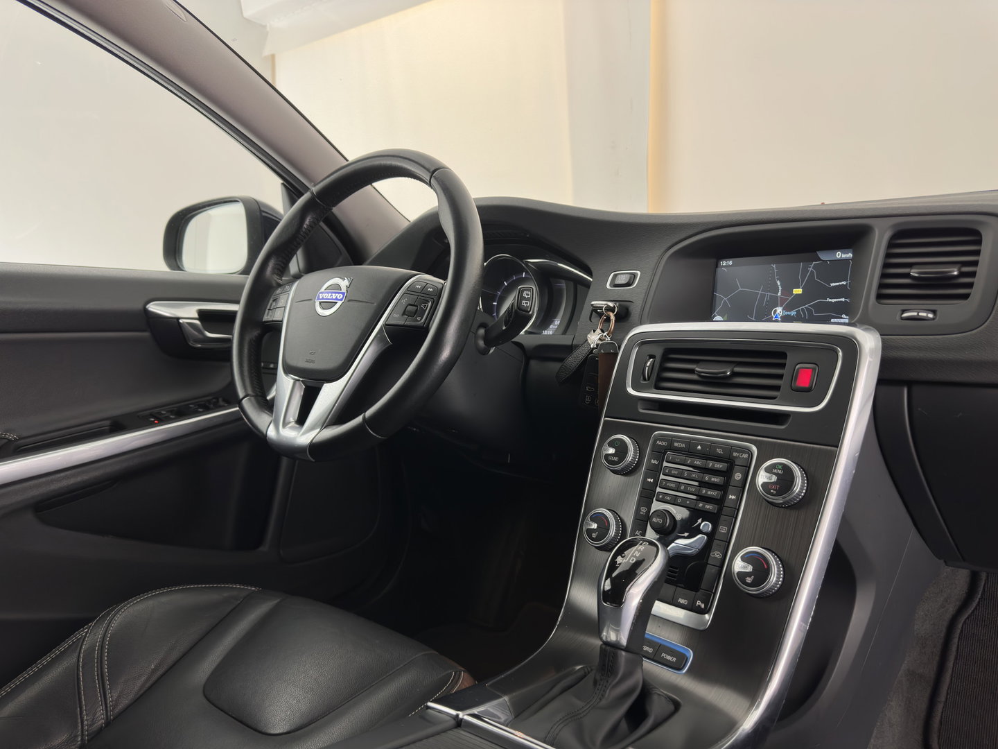 Volvo V60 2.4 D6 Twin Engine Summum Aut. *LEATHER | XENON | MEMORY-PACK | HEATED-COMFORTSEATS | NAVI-FULLMAP | PRIVACY-GLASS | ECC | PDC | CRUISE | 19''ALU | TOWBAR*
