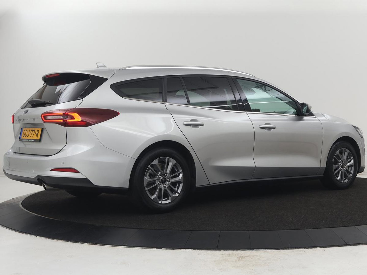 Ford Focus Wagon 1.0 EcoBoost Hybrid Titanium | Cruise control | Lane assist | Navigatie | Carplay | Park assist | Climate control