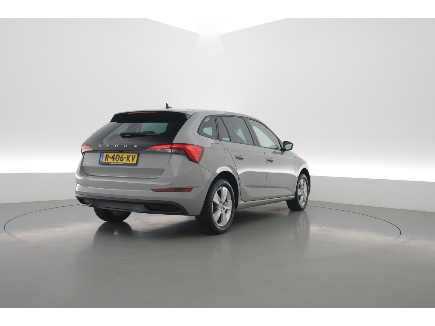 Škoda Scala 1.0 TSI Sport Business | Rijklaar!! | Dig. Cockpit | Adapt. Cruise | Camera | All Season | Apple CarPlay |