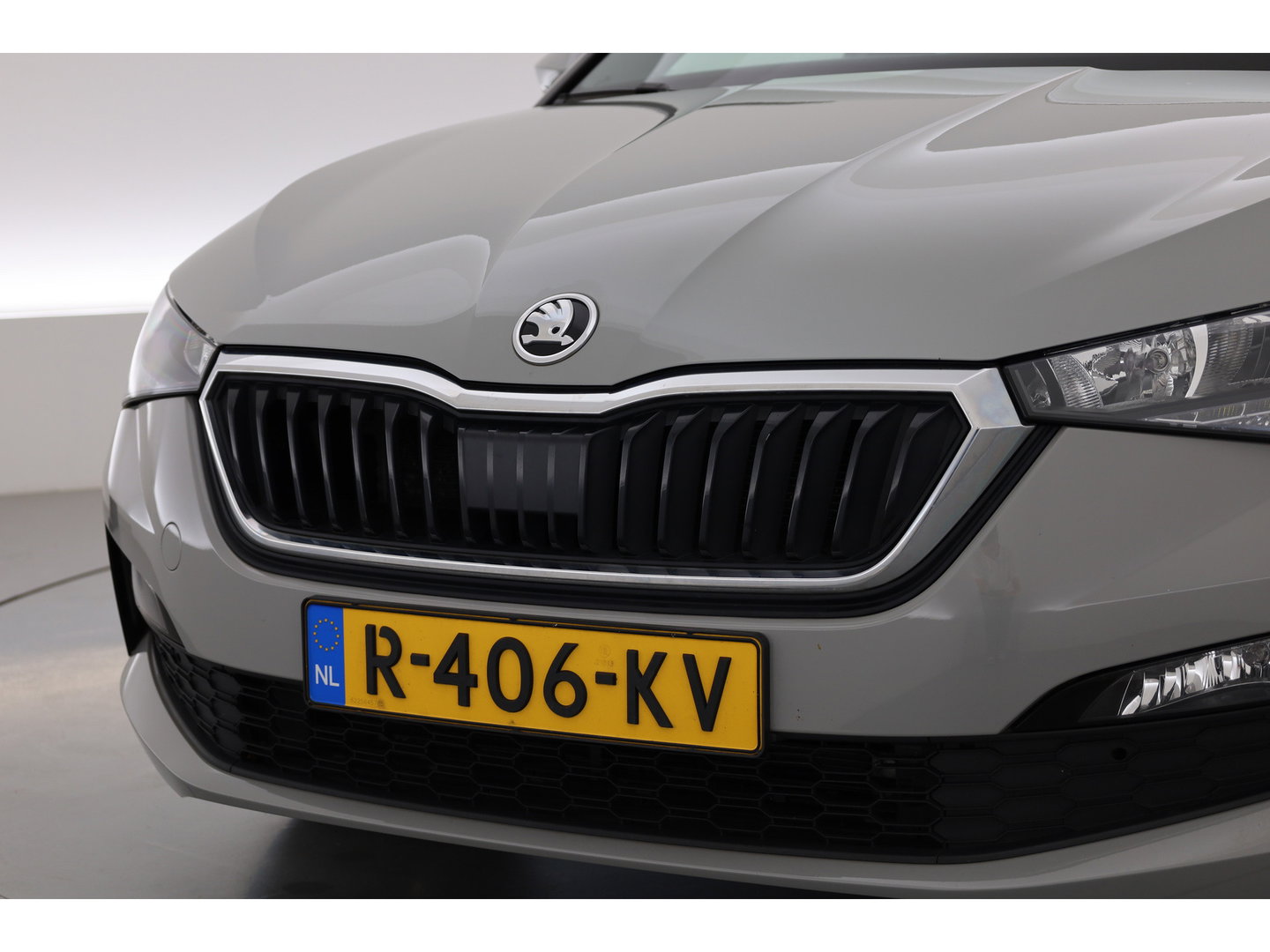 Škoda Scala 1.0 TSI Sport Business | Rijklaar!! | Dig. Cockpit | Adapt. Cruise | Camera | All Season | Apple CarPlay |
