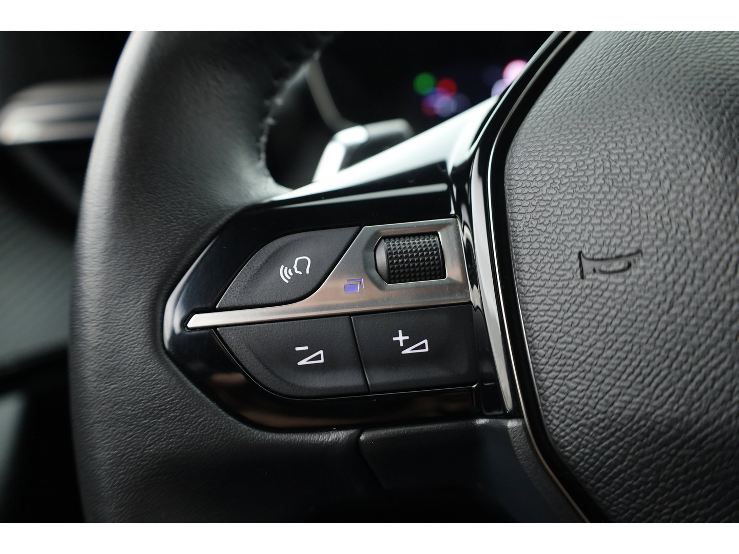 Peugeot 2008 1.2 PureTech 130 Allure | Dig. Cockpit | Trekhaak | Camera | Apple CarPlay & Android Auto | Cruise Control | Navi | 17'' R