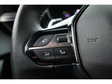 Peugeot 2008 1.2 PureTech 130 Allure | Dig. Cockpit | Trekhaak | Camera | Apple CarPlay & Android Auto | Cruise Control | Navi | 17'' R
