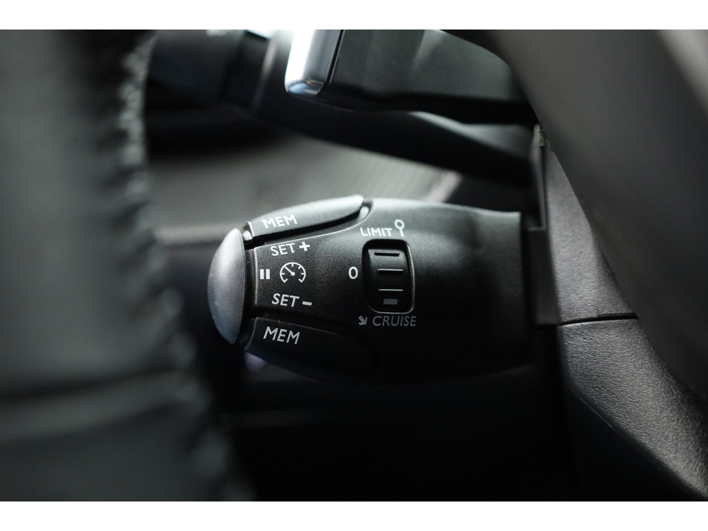 Peugeot 2008 1.2 PureTech 130 Allure | Dig. Cockpit | Trekhaak | Camera | Apple CarPlay & Android Auto | Cruise Control | Navi | 17'' R