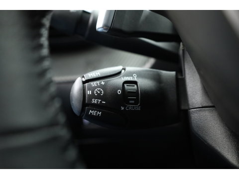 Peugeot 2008 1.2 PureTech 130 Allure | Dig. Cockpit | Trekhaak | Camera | Apple CarPlay & Android Auto | Cruise Control | Navi | 17'' R