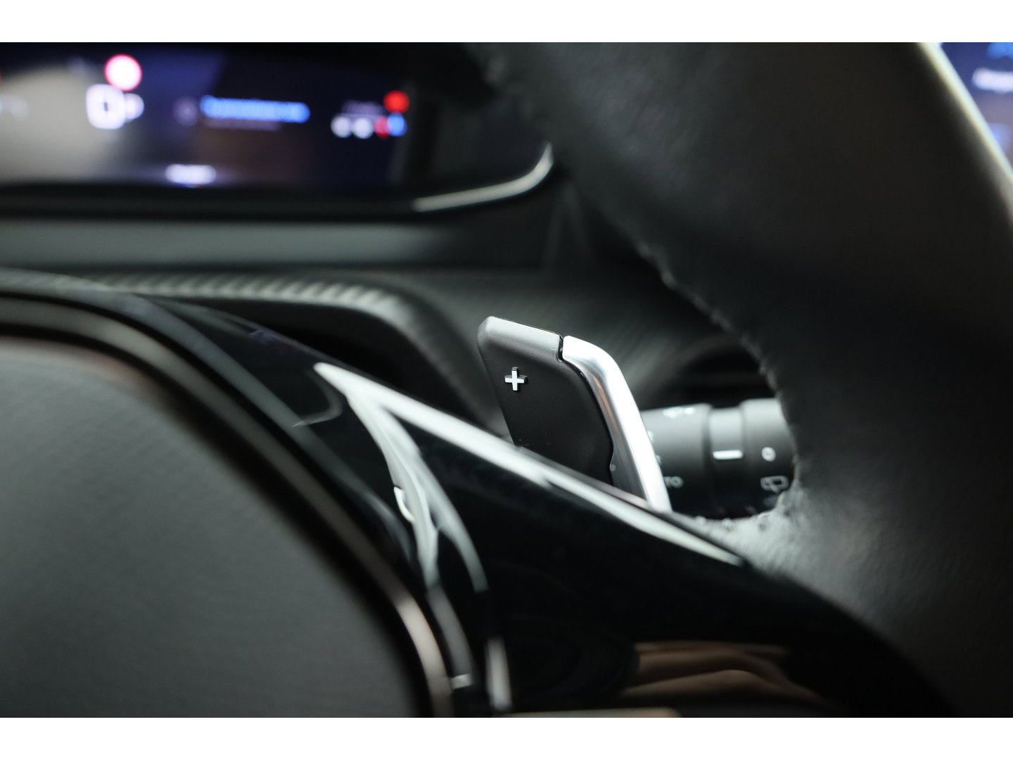 Peugeot 2008 1.2 PureTech 130 Allure | Dig. Cockpit | Trekhaak | Camera | Apple CarPlay & Android Auto | Cruise Control | Navi | 17'' R