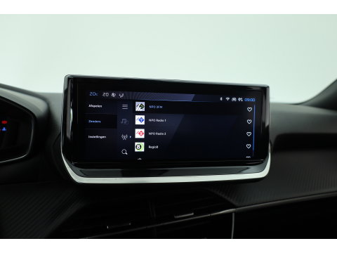 Peugeot 2008 1.2 PureTech 130 Allure | Dig. Cockpit | Trekhaak | Camera | Apple CarPlay & Android Auto | Cruise Control | Navi | 17'' R