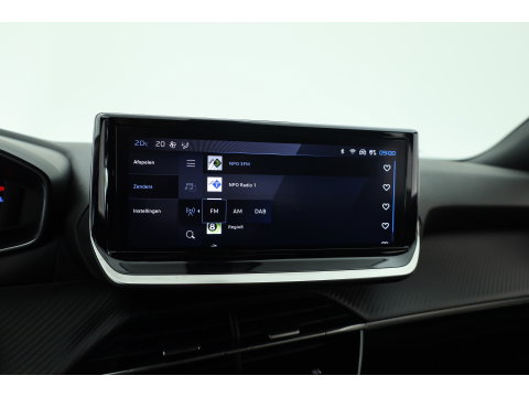 Peugeot 2008 1.2 PureTech 130 Allure | Dig. Cockpit | Trekhaak | Camera | Apple CarPlay & Android Auto | Cruise Control | Navi | 17'' R