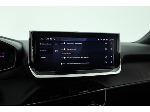 Peugeot 2008 1.2 PureTech 130 Allure | Dig. Cockpit | Trekhaak | Camera | Apple CarPlay & Android Auto | Cruise Control | Navi | 17'' R