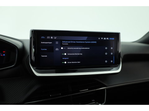 Peugeot 2008 1.2 PureTech 130 Allure | Dig. Cockpit | Trekhaak | Camera | Apple CarPlay & Android Auto | Cruise Control | Navi | 17'' R