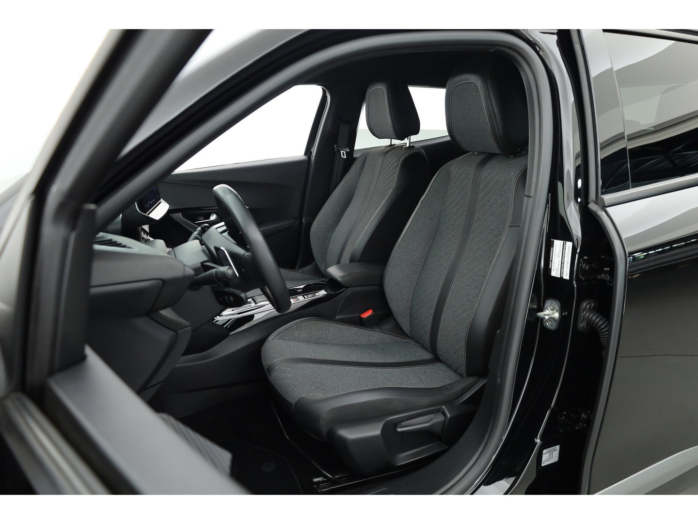 Peugeot 2008 1.2 PureTech 130 Allure | Dig. Cockpit | Trekhaak | Camera | Apple CarPlay & Android Auto | Cruise Control | Navi | 17'' R