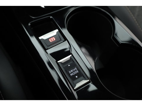 Peugeot 2008 1.2 PureTech 130 Allure | Dig. Cockpit | Trekhaak | Camera | Apple CarPlay & Android Auto | Cruise Control | Navi | 17'' R