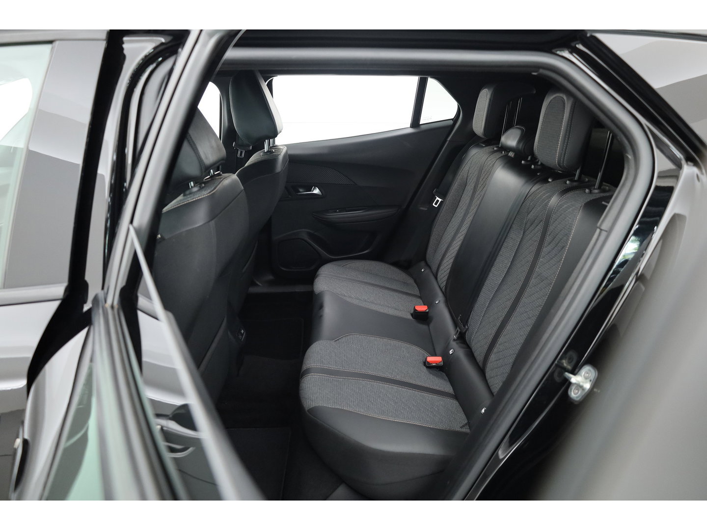 Peugeot 2008 1.2 PureTech 130 Allure | Dig. Cockpit | Trekhaak | Camera | Apple CarPlay & Android Auto | Cruise Control | Navi | 17'' R