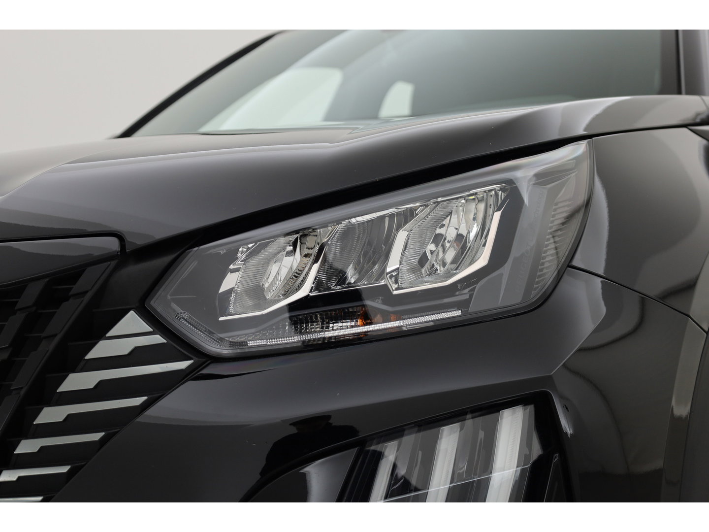 Peugeot 2008 1.2 PureTech 130 Allure | Dig. Cockpit | Trekhaak | Camera | Apple CarPlay & Android Auto | Cruise Control | Navi | 17'' R