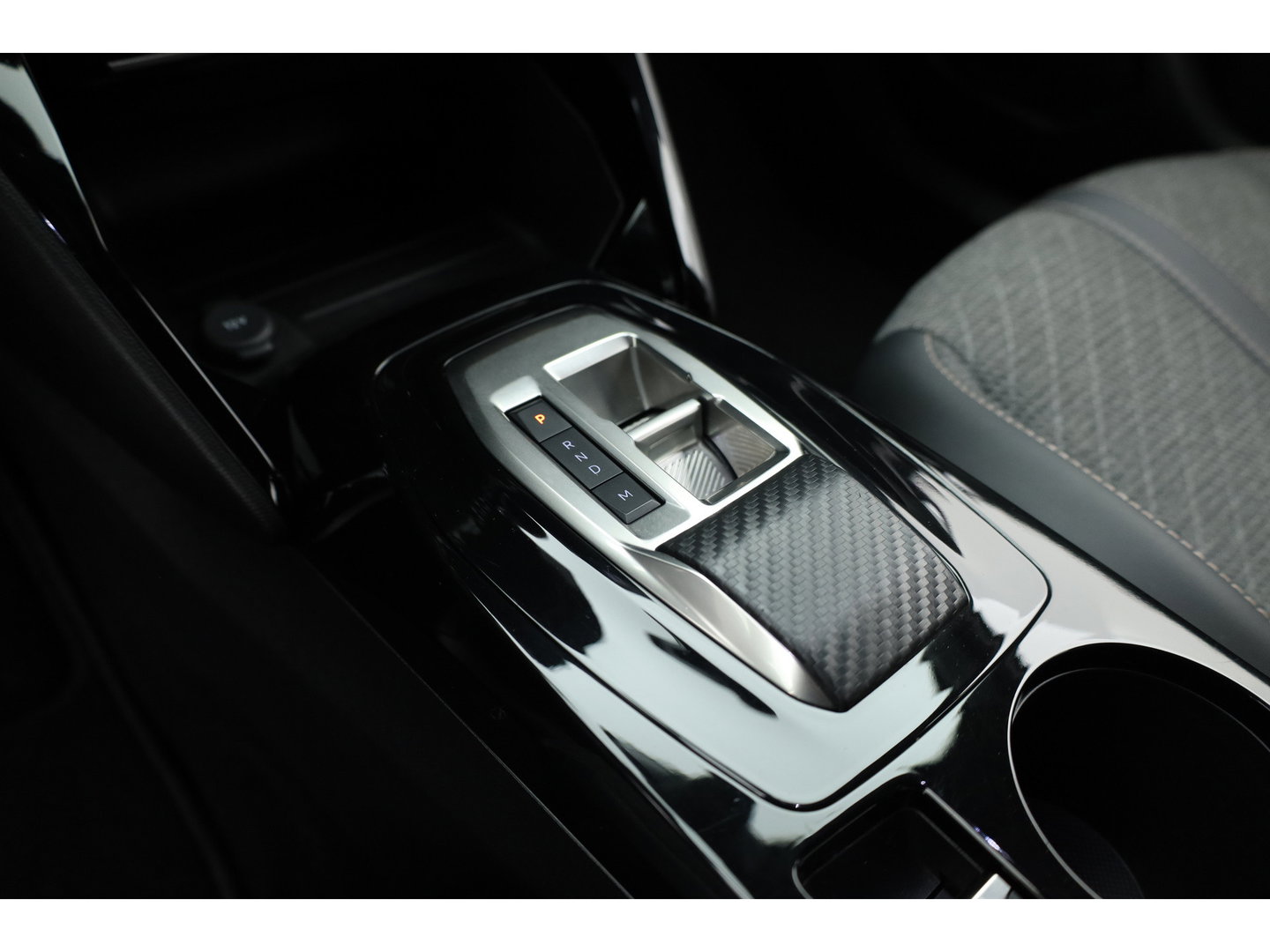 Peugeot 2008 1.2 PureTech 130 Allure | Dig. Cockpit | Trekhaak | Camera | Apple CarPlay & Android Auto | Cruise Control | Navi | 17'' R